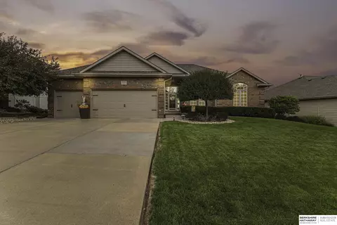 15852 Curtis Ave, Omaha, NE 68116