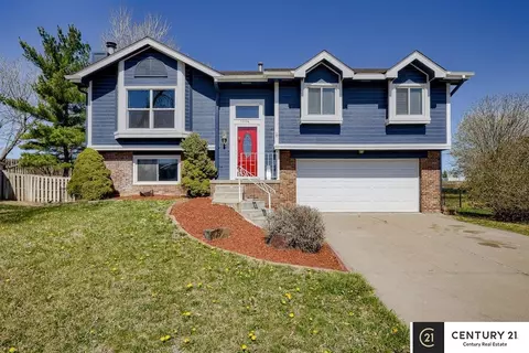 1504 Charleston Dr, Papillion, NE 68133