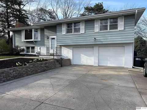 10424 Grover St, Omaha, NE 68124
