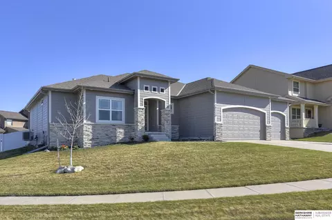 19326 Robin Dr, Gretna, NE 68028