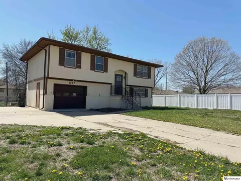 1717 Irving St, Beatrice, NE 68310 photo 2