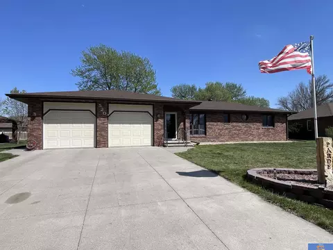 520 Bellwood Dr, Beatrice, NE 68310