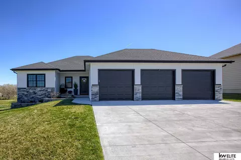 8667 Eagle Pt, Plattsmouth, NE 68048