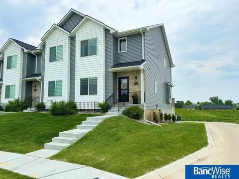9401 Duckhorn Dr, Lincoln, NE 68526