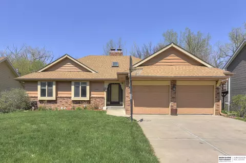 15942 Nottingham Dr, Omaha, NE 68118