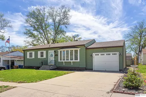 809 W 31st Ave, Bellevue, NE 68005