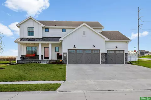 12002 S 113 Avenue Cir, Papillion, NE 68046