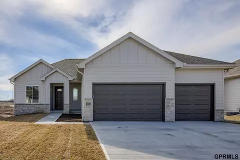 18459 Greenleaf St, Omaha, NE 68136