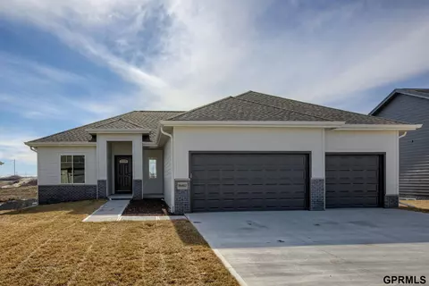 18463 Greenleaf St, Omaha, NE 68136