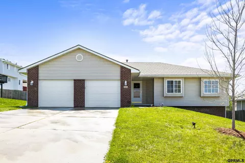 711 Grenoble Dr, Bellevue, NE 68123