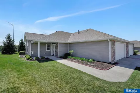 8671 Ridge Hollow Dr, Lincoln, NE 68526