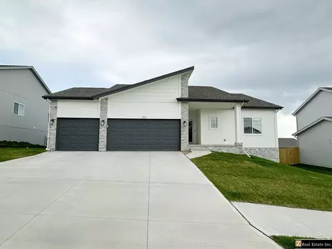 5811 N 183 St, Elkhorn, NE 68022