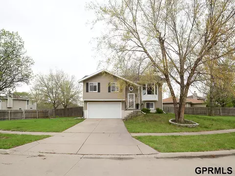 901 Parkview Ln, Lincoln, NE 68512