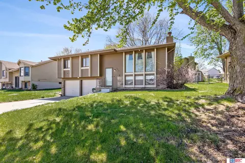 305 W Gold Coast Rd, Papillion, NE 68046