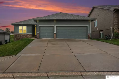 2030 Gindy Cir, Bellevue, NE 68147