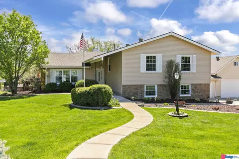 5901 Hilltop St, Papillion, NE 68133