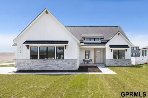 10255 Windward Ave, Papillion, NE 68046