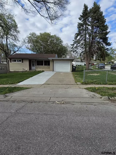 4902 Valley St, Omaha, NE 68106