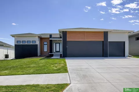 21015 Atwood Ave, Elkhorn, NE 68022