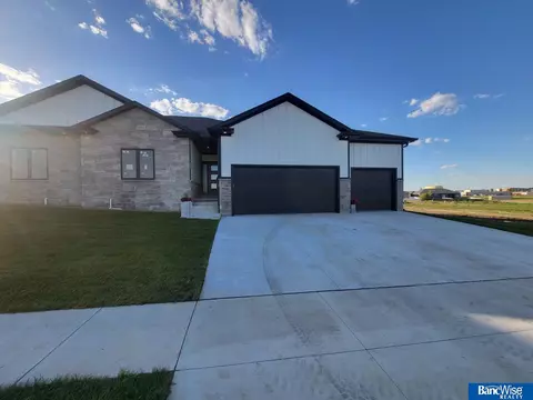 7910 Ponce Dr, Lincoln, NE 68516