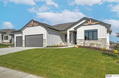 18232 Cheyenne Rd, Omaha, NE 68136
