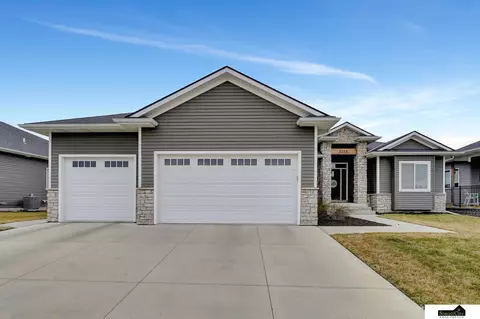 7372 Dempster Dr, Lincoln, NE 68516