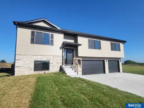 5853 SW 9th St, Lincoln, NE 68523