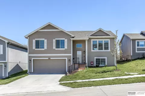 7825 N 81 St, Omaha, NE 68122