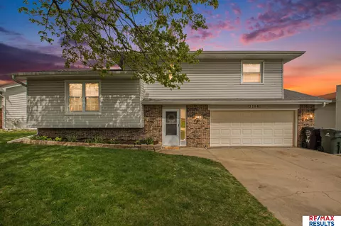 2208 Glenwood Ave, Papillion, NE 68046