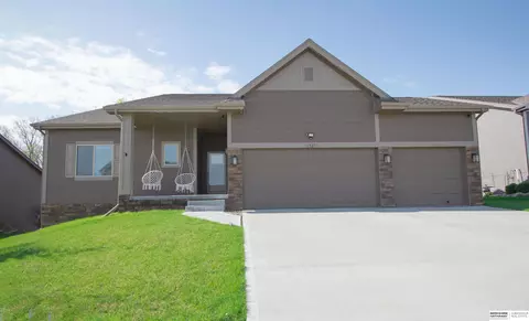 1927 Mayflower Rd, Bellevue, NE 68123