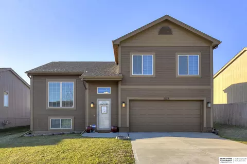 9129 Black St, Omaha, NE 68122