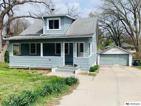 7915 N 40th St, Omaha, NE 68112