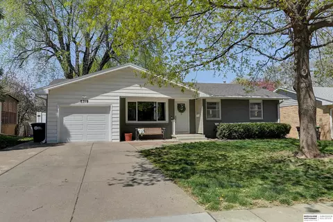 8716 Lakeview Dr, Omaha, NE 68127