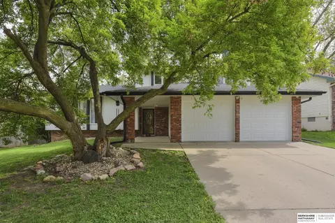 3201 Leawood Dr, Bellevue, NE 68123
