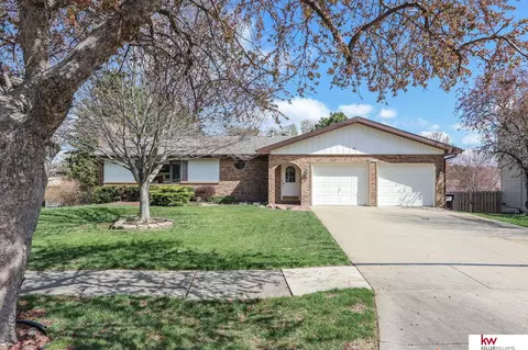 4212 Pinewood Ln, Lincoln, NE 68516