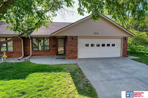 6735 Teton Dr, Lincoln, NE 68510