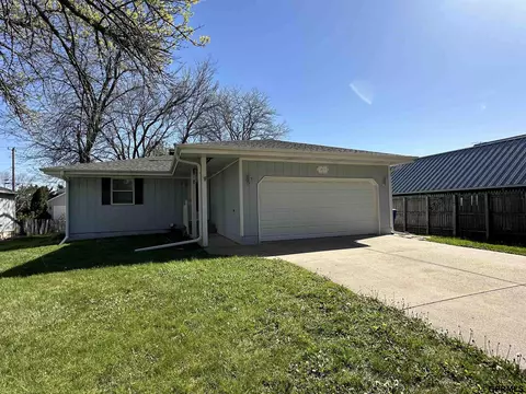 311 W 8th St, Wilber, NE 68465