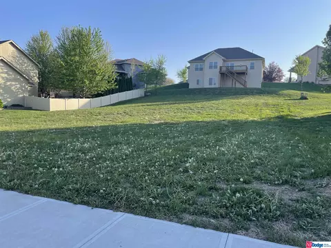 9306 Spring Creek Dr, Omaha, NE 68147
