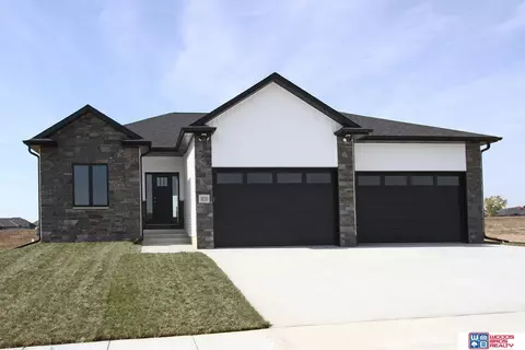 9231 Castle Pine Dr, Lincoln, NE 68516