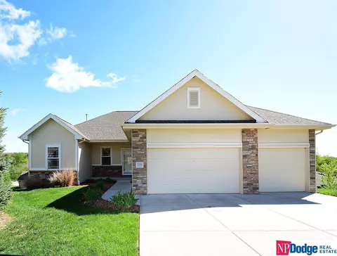 2206 Lola Cir, Bellevue, NE 68147