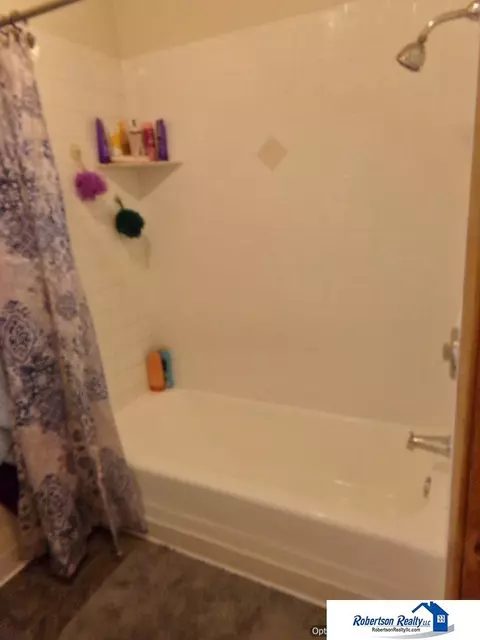 Bath - 1835 Washington St, Beatrice, NE 68310 photo 2 of 9