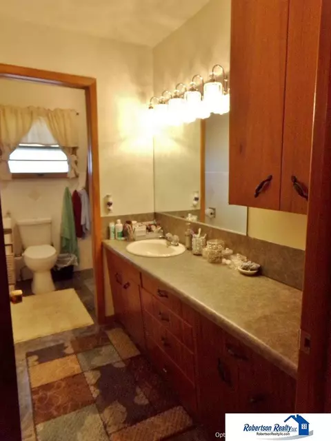 Bath - 1835 Washington St, Beatrice, NE 68310 photo 5 of 9
