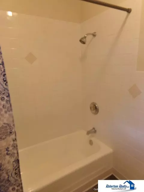 Bath - 1835 Washington St, Beatrice, NE 68310 photo 4 of 9