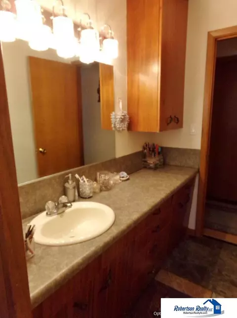 Bath - 1835 Washington St, Beatrice, NE 68310 photo 6 of 9