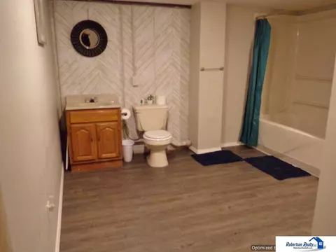 Bath - 1835 Washington St, Beatrice, NE 68310 photo 9 of 9