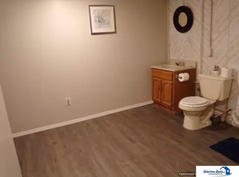 Bath - 1835 Washington St, Beatrice, NE 68310 photo 7 of 9