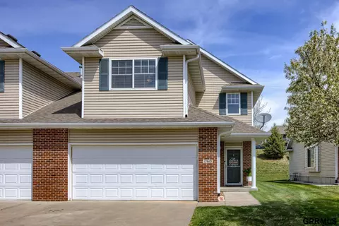 17610 Parker Plz, Omaha, NE 68118