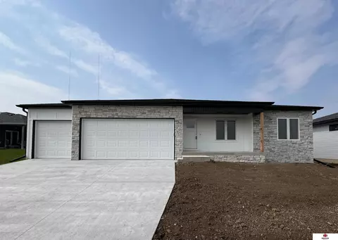 7920 Patrick Ave, Lincoln, NE 68516