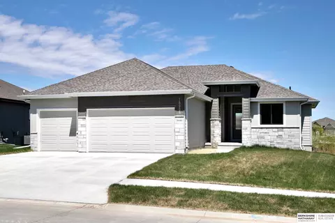 18906 Boyd St, Omaha, NE 68022