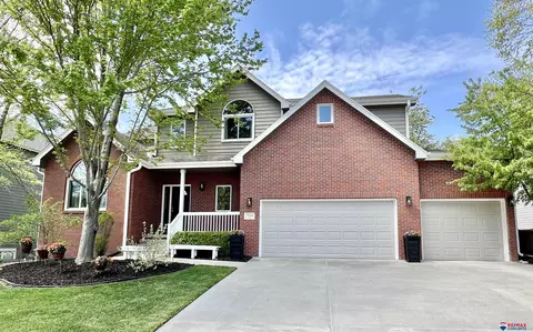 7920 Amelia Dr, Lincoln, NE 68516